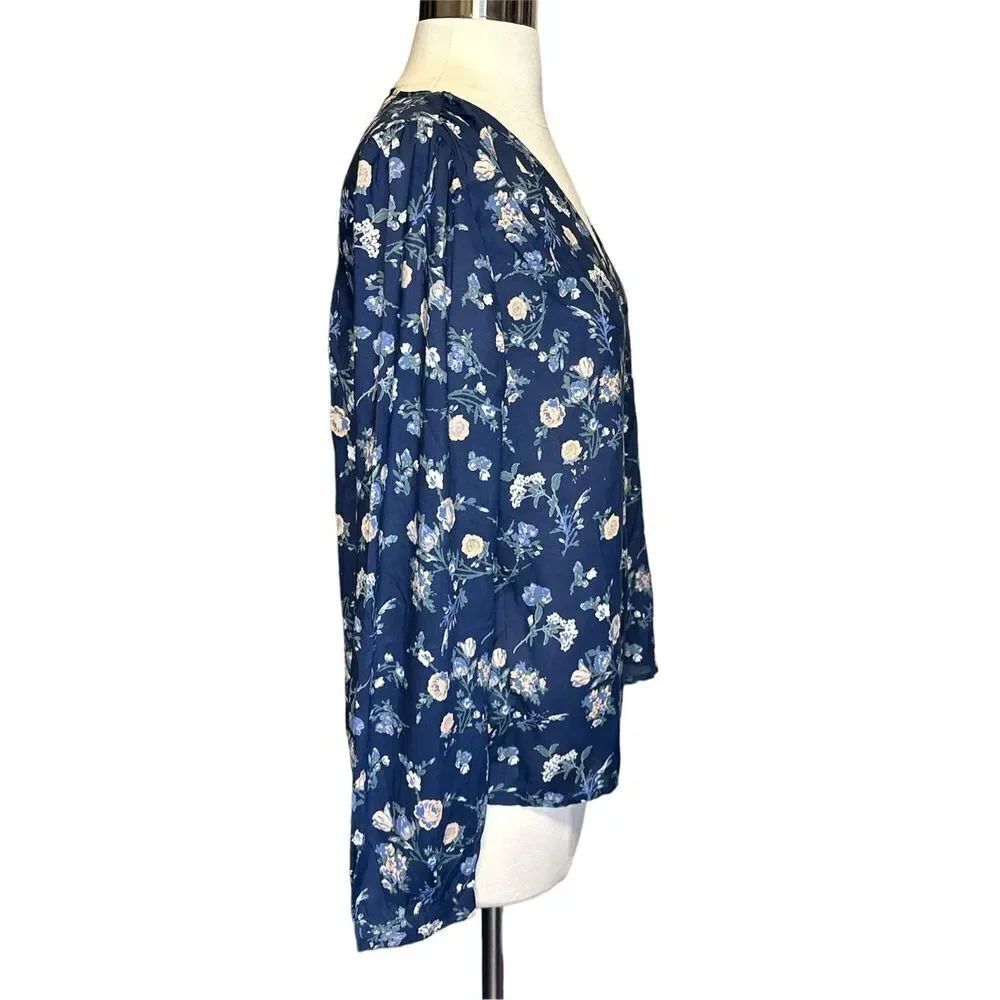 Lucky Brand - Navy Floral V Neck Buttoned Blouse sz Small - Picture 2 of 8